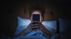 スマホを枕元に置いて寝てはいけない…睡眠の専門家が推奨する｢スマホ離し｣の3ステップ