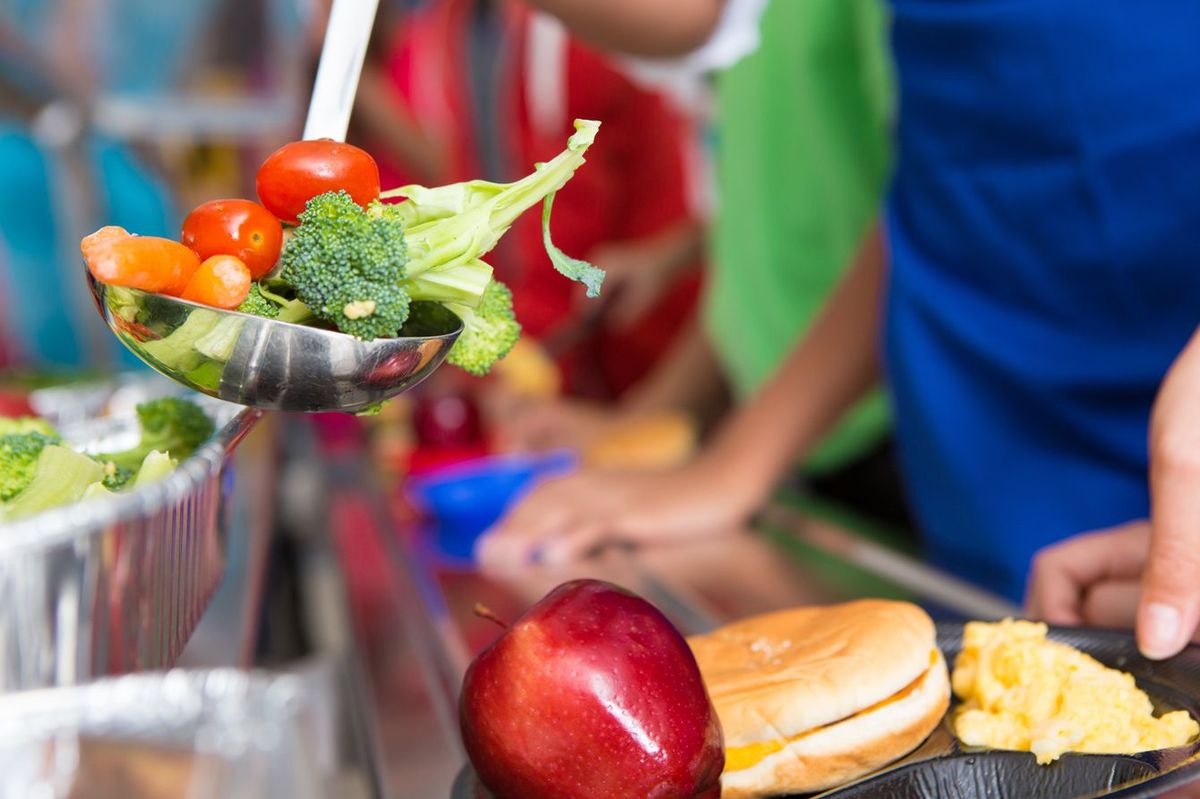 子供を一列に並ばせる日本と大違い…フィンランドの学校が給食はビュッフェ型､化粧･アクセサリー自由のワケ