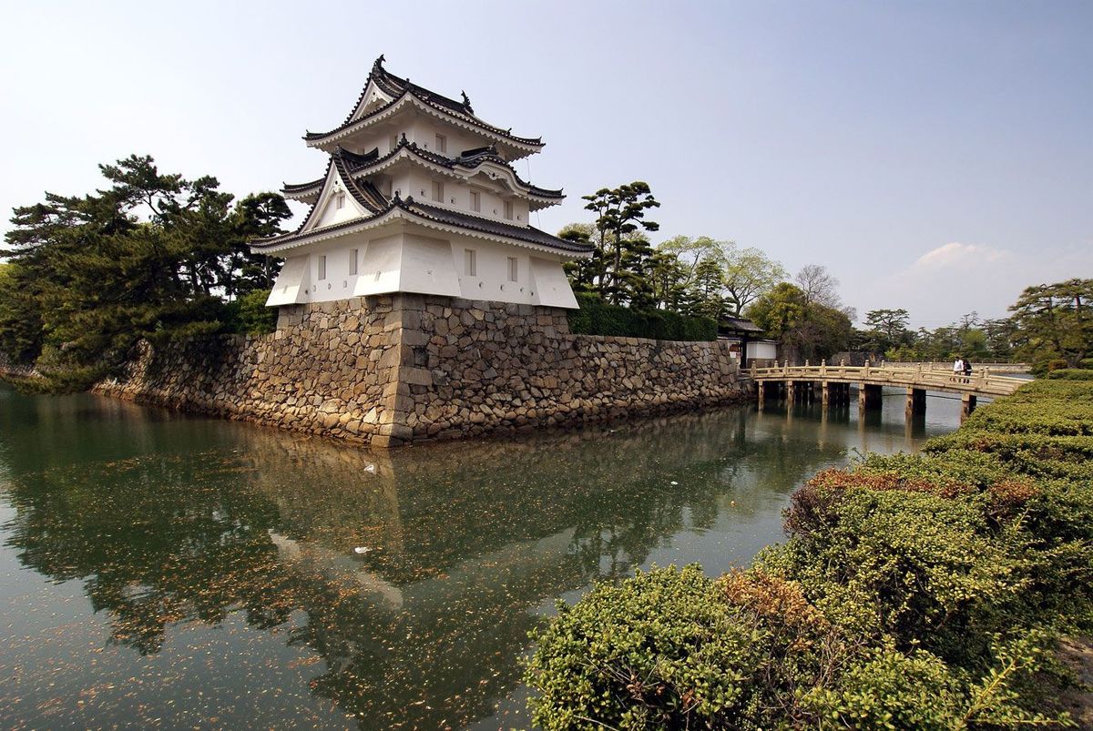 日本の城はあまりにかわいそうだ…短期的な富のために歴史的遺構を奪われた天守から見える残念な景色