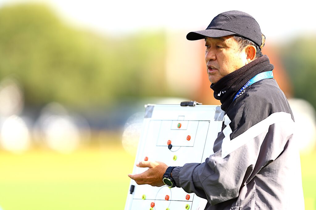 風間八宏のひざを支え、サンフレッチェを変えたトレーナーとの出会い