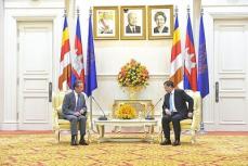 中国の王外交部長、カンボジアのフン・セン上院議長と会談