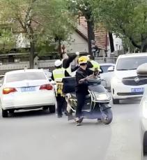 交通整理中の補助警察官同士が殴り合い、当事者・責任者ら処分―天津市