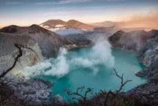 インドネシアの火山で中国人女性観光客が転落死、写真撮影中にロングスカートがからまったか