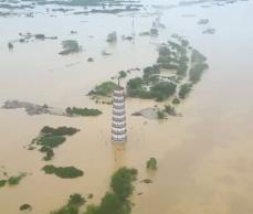 広東省で100年に1度の洪水、建立390年の文峰塔が川の中で孤立―中国