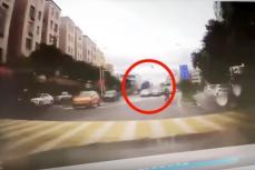 車が空中で高速回転、歩行者を避けようとして運転ミス、4人重軽傷―中国