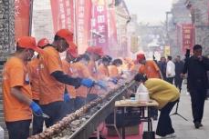 全長256メートル！1トンの羊肉を使った世界最長の串焼き―中国