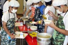 日本の「実際の給食」の写真に中国ネット「もはや虐待」「うちの子は日本の給食が…」