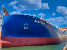 中国が独自開発した17万5000立方メートルのLNG運搬船、大連のドックから進水出航
