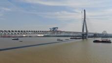 世界最大スパン斜張橋の鉄鋼橋げたの揚取り付け完了、6月上旬に貫通予定―中国