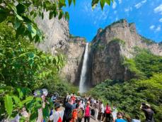 アジア一の高さを誇る滝は人工？関係者「自然景観。水道管は渇水期用の補助設備」―中国