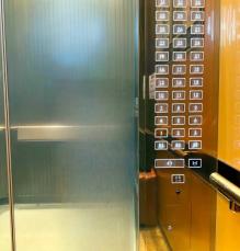 エレベーターに閉じ込められた子どもら助けた消防官に思わぬ批判＝韓国ネット「あきれた論争」