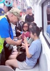 高齢男性が若い女性の足の間に杖を差し込みぐりぐり……地下鉄で座席めぐりトラブル―中国