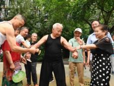 ストリートワークアウトに励む平均年齢65歳のマッチョおじいちゃん―中国