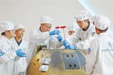 帰還した無人月面探査機「嫦娥6号」、北京に空輸されサンプル取り出し完了―中国