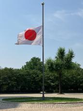 蘇州の日本人母子襲撃事件で死亡した中国人女性のため、日本大使館が半旗を掲げる