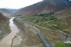 チベットでラサ-シガツェを結ぶ高等級道路が開通―中国