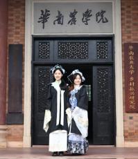 中国の卒業シーズン、伝統的要素を取り入れた大学式服が大人気