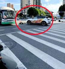 武漢で無人自動運転タクシーが電動スクーターと衝突、運営会社「スクーターが信号無視」
