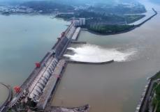 三峡ダムで今年初の放流作業―中国
