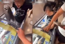 台湾のコンビニで少年が冷凍ショーケースに入る、「11年前に日本のローソンで同様の事件」と台湾メディア