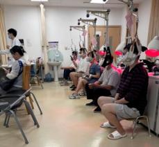 中国の若者が病院に押し寄せ「首つり」療法、スマホ長時間使用で頚椎症に―香港メディア