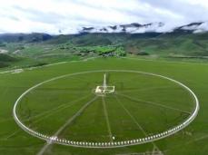 草原に太陽電波イメージング望遠鏡、まるで巨大な「千眼天珠」―四川省