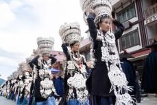 四川省布拖県でシルバーアクセサリー衣装パレード―中国