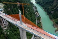 重慶市と湖南省を結ぶ渝湘複線高速道路、磨寨烏江特大橋が橋面施工段階に―中国
