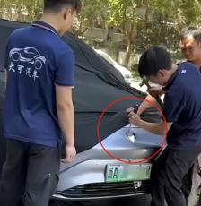 走行中の車が自然発火、メーカー作業員は現場で発火対応より先にロゴ外し―浙江省杭州市
