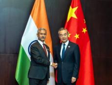 中国の王外交部長、インドのジャイシャンカル外相と会談