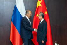 中国の王外交部長、ロシアのラブロフ外相と会談