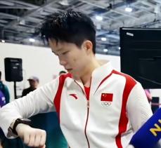 取材を切り上げたい卓球男子世界ランク1位の王楚欽、無言のアピールが話題に