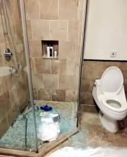 高級ホテルの浴室のガラス戸が粉々に、男児2人が負傷＝中国ネットは「自爆」を疑う
