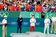 ＜卓球＞福原愛さん、中国選手の金メダルを踊りで祝福