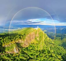 雲南省の鶏足山に現れた「ダブルレインボー」―中国