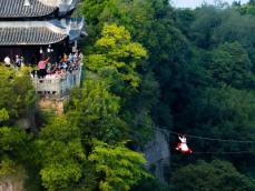 四川省の竇圌山でスリル満点の「鉄索飛渡」ショー―中国