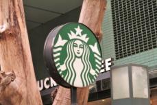 スタバのテラス席に居座りワイワイする高齢者集団、店がたまらず警察に通報―中国