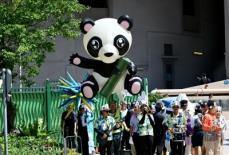 中国政府から贈られた3ペア目となるパンダが香港海洋公園に到着