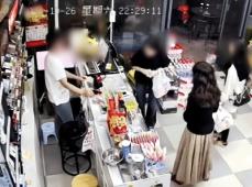 中国のコンビニ店主が韓国人女性にメロメロ？動画が話題に＝韓国ネット「韓国は礼儀の国」