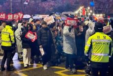 韓国、戒厳軍が激怒した女性議員に銃口を向ける映像が波紋「歴史に残る」「わざと自分の方に向けた？」