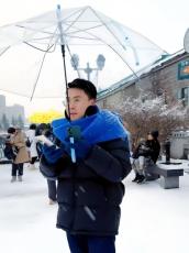 雪降る小樽で心暖まる話、携帯拾った中国人観光客が落とし主の韓国人女性を探し出し手渡す