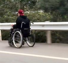 時速60キロ！高速道路の緊急車線を車いすで疾走する男性が目撃される―海南省三亜市