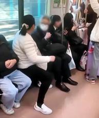 日本の電車内で中国人女性が隣席の男性を殴る、子どもに「やられたらやり返せ」と教える様子も―台湾メディア