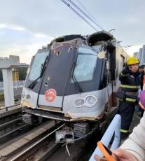 工事現場のクローラークレーンが倒れ走行中の列車の先頭車両に衝突―上海市