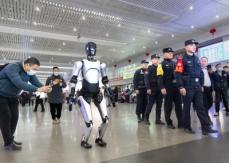 浙江省の金華駅で人型ロボット警官がパトロール―中国