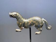 （珍）　中国青銅器　虎鎛（こはく）　　　　　　　銅鐸　西周前期ＢＣＥ11ー10ｃ おもちゃ」にされた青銅の虎、実は2000年以上前の「軍事暗号」だった