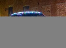 MINIのEVに3000個のLED電飾、英国内をクリスマスチャリティで走行