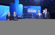 トヨタの新型ミニバン、ハイブリッドはクラス最高燃費…『イノーバ・ハイクロス』インド発表