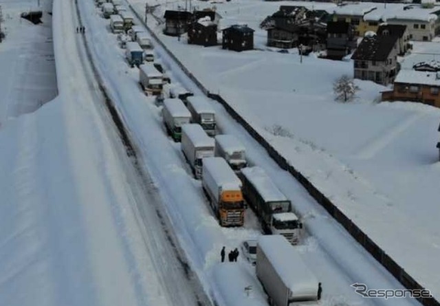 大雪で大型車立ち往生、運送事業者と荷主に対策を要請　国交省