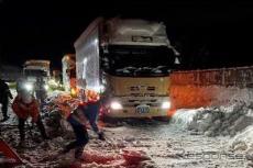 大雪時の高速道路通行止め「ちゅうちょなく実施」…立ち往生防止対策